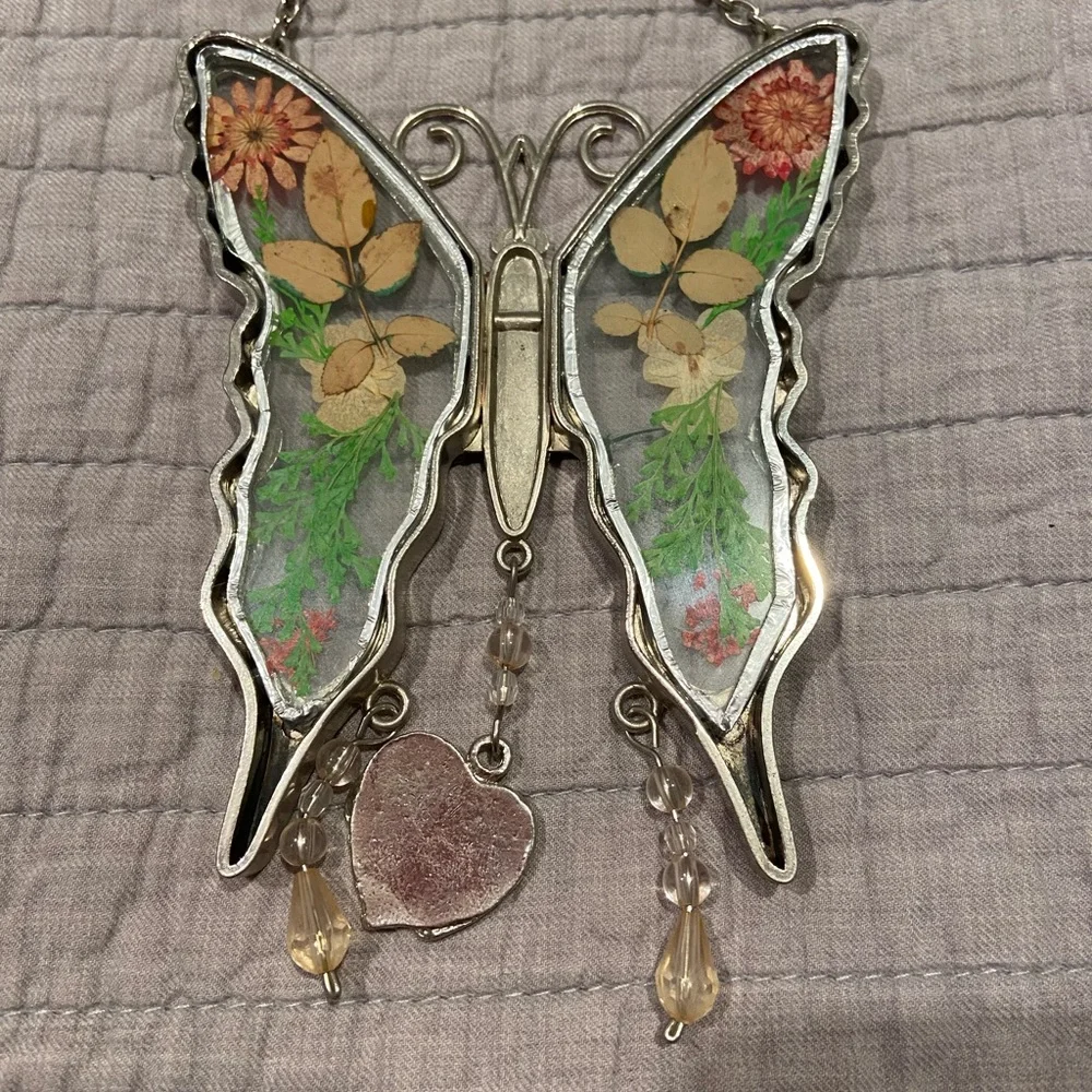 Butterfly Pressed Flower Suncatcher – “I Love You Aunt” Charm